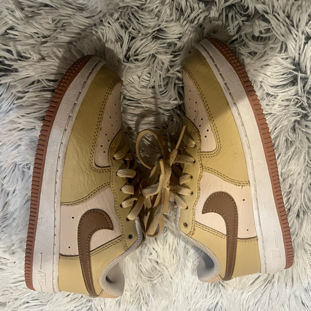Nike Kids Sneakers in Tan and Brown